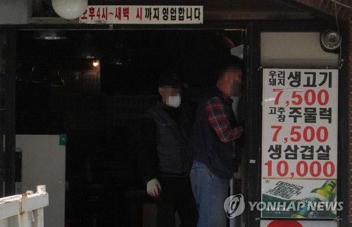 '다시 일상으로'(서울=연합뉴스) 지난 2년여간 코로나19 대유행에 대응하는 핵심 방역 수단이었던 '사회적 거리두기'가 18일 종료된다. 사진은 17일 서울 마포구 홍대 부근 심야영업 음식점에서 관계자들이 공사를 하고 있다. 2022.4.17 photo@yna.co.kr