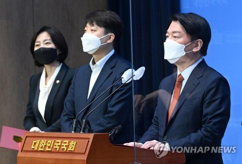 국민의힘과 국민의당 합당 기자회견(서울=연합뉴스) 백승렬 기자 = 국민의당 안철수 대표가 18일 서울 여의도 국회 소통관에서 국민의힘과 국민의당의 합당을 발표하고 있다. 왼쪽 두번째 국민의힘 이준석 대표. 2022.4.18 [국회사진기자단] srbaek@yna.co.kr