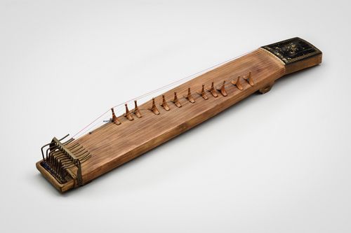 음의 높낮이를 조절할 수 있는 개량 가야금[국립국악원 제공. 재판매 및 DB 금지]