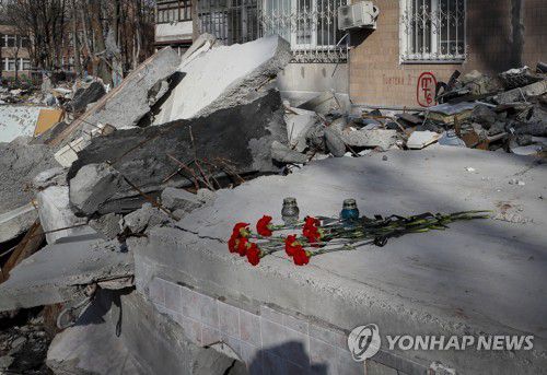 우크라이나 동부 도네츠크의 파괴된 아파트 잔해에 놓여진 꽃[EPA 연합뉴스 자료사진·재판매 및 DB 금지]