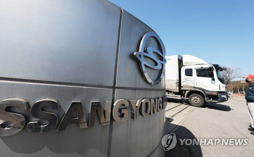 쌍용차의 앞날은(평택=연합뉴스) 홍기원 기자 = 에디슨모터스의 쌍용차 인수가 무산된 28일 오후 경기도 평택시 쌍용자동차 평택공장 정문 모습.      쌍용차는 28일 공시를 통해 "당사는 서울회생법원의 허가를 받아 에디슨모터스 컨소시엄과 인수합병 투자계약을 체결했으나, 에디슨모터스 컨소시엄이 관계인집회 기일로부터 5영업일 전까지 예치해야 할 인수대금을 예치하지 않아 투자계약이 자동해제됐다"고 밝혔다. 2022.3.28 xanadu@yna.co.kr