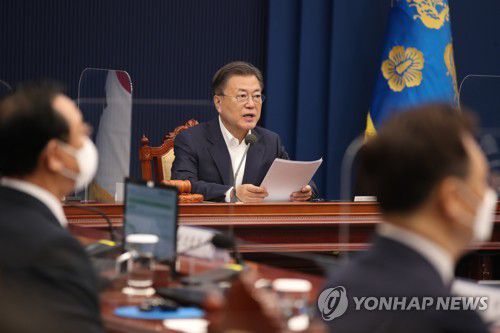 국무회의 주재하는 문재인 대통령(서울=연합뉴스) 서명곤 기자 = 문재인 대통령이 19일 오전 청와대 여민관에서 국무회의를 주재하고 있다. 2022.4.19 seephoto@yna.co.kr