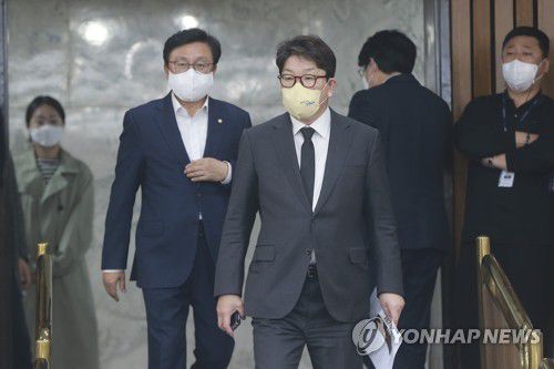 원내대책회의 참석하는 권성동 원내대표(서울=연합뉴스) 백승렬 기자 = 국민의힘 권성동 원내대표가 19일 오전 서울 여의도 국회에서 열린 원내대책회의에 참석하고 있다. 2022.4.19 [국회사진기자단] srbaek@yna.co.kr