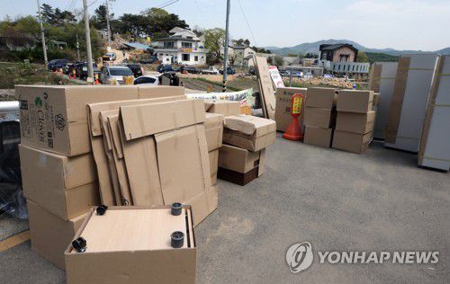 짐 들어오는 문 대통령 양산 새 사저(양산=연합뉴스) 이정훈 기자 = 경남 양산시가 지난 18일 문재인 대통령이 퇴임 후 머물 양산시 하북면 지산리 평산마을 새 사저에 사용승인을 내준 가운데 19일 사저를 경호할 경호처 사무집기로 보이는 물품들이 사저 앞 빈터에 놓여 있다. 2022.4.19 seaman@yna.co.kr