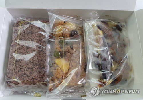 문 대통령 내외가 이웃들에게 돌린 이사떡(양산=연합뉴스) 퇴임을 20여일 남긴 문재인 대통령이 김정숙 여사와 함께 지난 18일 사저가 있는 경남 양산시 하북면 지산리 5개마을 주민들에게 돌린 이사떡. 2022.4.19 [지산리 주민 제공. 재판매 및 DB 금지] seaman@yna.co.kr