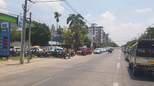 노스다곤구의 한 주유소. 오토바이와 차량이 뒤섞여 혼잡한 상황이고, 차량은 500ｍ 이상 줄지어 기다리고 있다. 2022.4.19 (양곤=연합뉴스) 이정호 통신원
