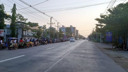 양곤시 노스다곤구의 한 주유소로 가는 도로의 한쪽 차선을 차지한 채 1㎞ 가량 줄지어 기다리는 오토바이와 차들 2022.4.20 (양곤=연합뉴스) 이정호 통신원