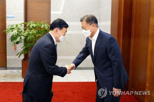 문대통령, 김오수 검찰총장 면담(서울=연합뉴스) 문재인 대통령이 지난 18일 오후 청와대 여민관 집무실 앞에서 김오수 검찰총장과 악수하고 있다. [청와대 제공, 재판매 및 DB 금지]