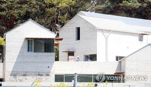 문재인 대통령 양산 사저 막바지 공사(양산=연합뉴스) 김동민 기자 = 20일 경남 양산시 하북면 평산마을 문재인 대통령 사저 및 경호 시설에서 막바지 공사가 진행 중이다. 2022.4.20 image@yna.co.kr