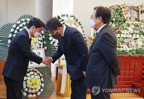 안철수 위원장 부친 빈소 찾은 권성동-서병수(서울=연합뉴스) 국민의힘 권성동 원내대표와 서병수 의원이 20일 서울 종로구 서울대병원 장례식장에 마련된 안철수 대통령직인수위원장의 부친 안영모 전 범천의원 원장의 빈소에서 조문 뒤 안 위원장과 인사하고 있다. 2022.4.20 [인수위사진기자단] photo@yna.co.kr