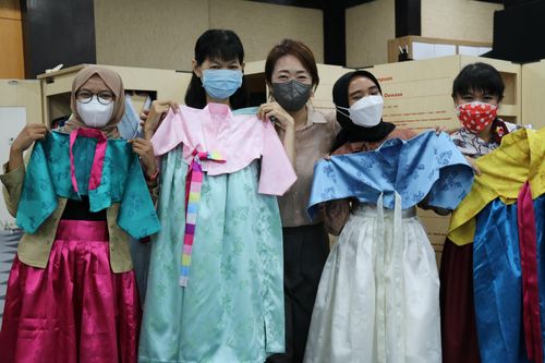 "손바느질로 만든 어린이용 한복 들고 활짝"(자카르타=연합뉴스) 성혜미 특파원 = 주인도네시아 한국문화원 한복 짓기반 강사 이윤정씨와 수강생들이 직접 지은 한복을 뽐내는 모습.  2022.4.21 noanoa@yn.co.kr