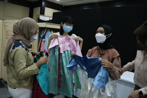 "한류에 빠져 한복 짓기까지 배웠어요"(자카르타=연합뉴스) 성혜미 특파원 = 주인도네시아 한국문화원 한복 짓기반 수강생들이 직접 지은 한복을 뽐내는 모습.  2022.4.21 noanoa@yn.co.kr