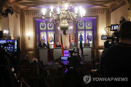 공동기자회견 하는 안나레나 배어복 독일 외무장관과 발트3국 외무장관[EPA 연합뉴스 자료사진. 재배포 및 DB 금지]