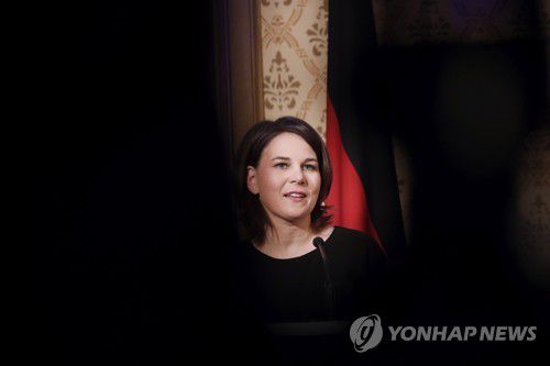 기자회견하는 안나레나 배어복 독일 외무장관[EPA 연합뉴스 자료사진. 재배포 및 DB 금지]