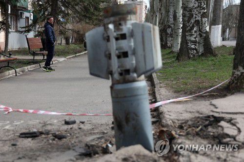 도로에 처박힌 '대량 살상용' 러시아군 불발 로켓탄(리시찬스크 AFP=연합뉴스)  11일(현지시간) 우크라이나 동부 루한스크 지역의 인도에 러시아군이 사용하는 300mm 불발 로켓탄이 그대로 박혀 있다. BM-30 스메르치 다연장로켓으로 발사된 이 로켓탄에는 대량 살상용 집속탄이 들어있는 것으로 추정된다. 2022.4.12 sungok@yna.co.kr