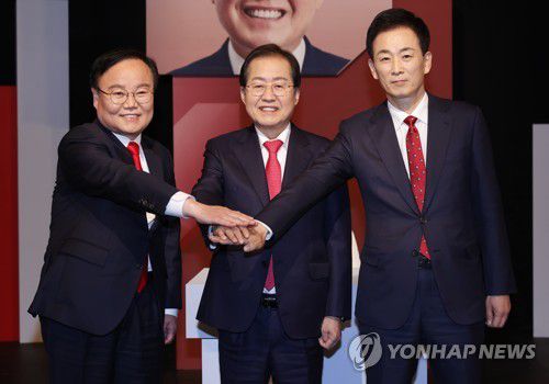 국민의힘 대구시장 경선 후보 토론회(대구=연합뉴스) 김현태 기자 = 19일 오후 대구 수성구 두산동 TBC 대구방송에서 열린 '제8회 지방선거 국민의힘 대구시장 후보 토론회'에서 왼쪽부터 김재원 전 최고위원, 홍준표 의원, 유영하 변호사가 토론에 앞서 기념촬영을 하고 있다. 2022.4.19 mtkht@yna.co.kr