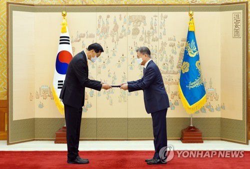 문 대통령, 이창용 신임 한국은행 총재에 임명장(서울=연합뉴스) 문재인 대통령이 21일 오전 청와대에서 이창용 신임 한국은행 총재에게 임명장을 수여하고 있다. 2022.4.21  [청와대 제공, 재판매 및 DB 금지] seephoto@yna.co.kr