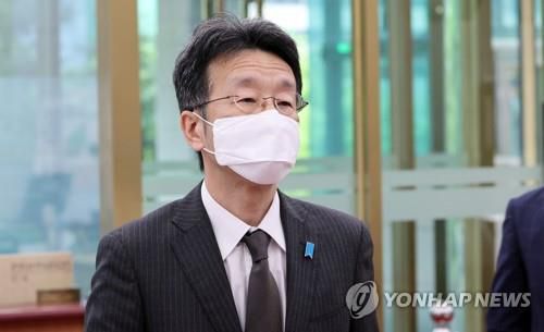 정부, '독도 영유권' 일본 외교청서에 "강력 항의" (서울=연합뉴스) 김인철 기자 = 22일 일본 정부가 올해 외교청서에서도 독도가 '일본 땅'이라는 억지 주장을 되풀이한 것과 관련해 초치된 구마가이 나오키 주한 일본대사관 총괄공사가 정부서울청사 외교부로 들어서고 있다. 2022.4.22 yatoya@yna.co.kr