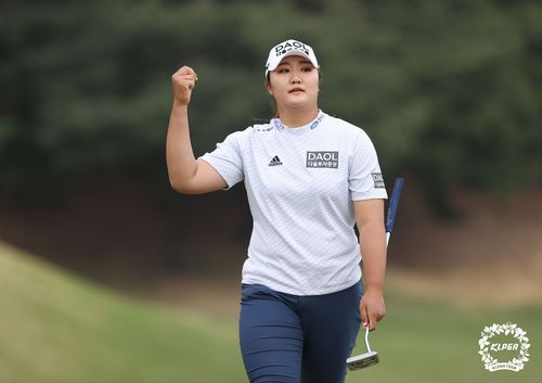 버디를 잡고 주먹을 불끈 쥔 유해란.[KLPGA 제공. 재판매 및 DB 금지]