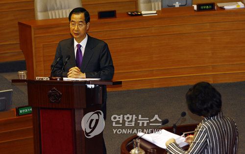 한덕수 국무총리 후보자가 노무현 정부 총리로 재임 중이던 2008년 2월 4일 국회 본회의장에서 열린 사회.문화.교육분야 대정부 질문에 출석, 의원질의에 답하는 모습. [연합뉴스 자료사진]