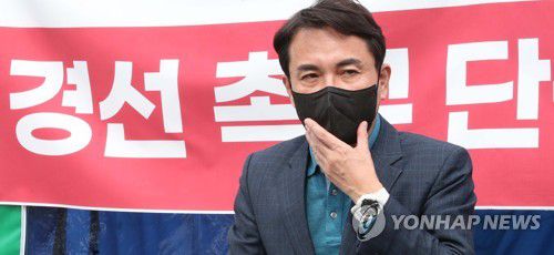 기자회견하는 김진태 전 의원(서울=연합뉴스) 백승렬 기자 = 국민의힘 김진태 전 의원이 18일 서울 여의도 국회 앞 농성장에서 5·18과 불교 관련 문제 발언에 대해 사과하는 내용의 기자회견을 하고 있다. 2022.4.18 [국회사진기자단] srbaek@yna.co.kr