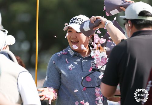 축하 꽃잎 세례를 받는 유해란.[KLPGA 제공. 재판매 및 DB 금지]