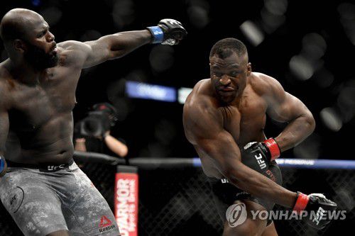UFC 249에서 펀치 날리는 프란시스 은가노[AFP=연합뉴스]
