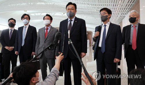 한일정책협의대표단 출국(영종도=연합뉴스) 한상균 기자 = 한일정책협의대표단 단장인 국민의힘 정진석 국회부의장이 24일 인천공항에서 출국 전 기자들의 질문에 답하고 있다. 대표단은 이날 출국해 28일까지 일본 정부, 국회, 재계 인사 등과 만날 계획이다. 2022.4.24 xyz@yna.co.kr