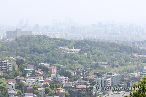 대통령관저로 외교장관 공관 확정(서울=연합뉴스) 윤동진 기자 = 새 대통령 관저에 한남동 외교장관 공관이 확정됐다. 배현진 당선인 대변인은 24일 서울 통의동 인수위 기자회견장에서 진행한 브리핑에서 윤 당선인이 새 관저로 한남동 외교장관 공관을 검토한다는 소식에 대해 "보안, 경호 비용, 보안과 경호 비용, 공기 등 여러가지를 감안해 새로운 곳을 공관으로 사용하기로 사실상 결정한 상황"이라고 확인했다.     사진은 이날 남산에서 바라본 외교공관과 일대 모습. 2022.4.24 mon@yna.co.kr