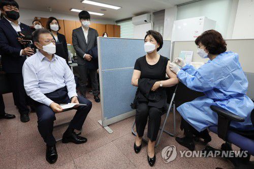 코로나19 백신 4차 접종 나선 문재인 대통령과 김정숙 여사(서울=연합뉴스) 서명곤 기자 = 문재인 대통령이 25일 오전 서울 종로구보건소에서  화이자사의 백신으로  신종 코로나바이러스 감염증(코로나19) 4차 예방접종을 마친 뒤 김정숙 여사 접종 모습을 지켜보고 있다. 2022.4.25 seephoto@yna.co.kr