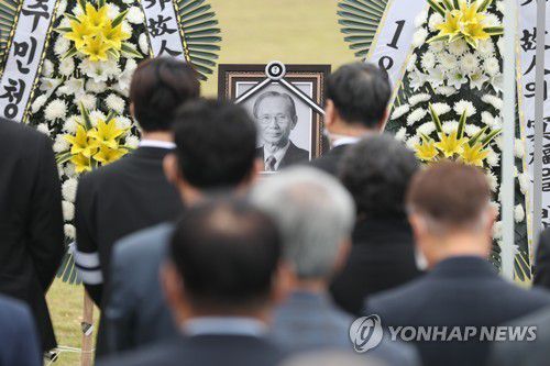 마지막 길 떠난 故한승헌 변호사(광주=연합뉴스) 천정인 기자 = 25일 오후 광주 북구 국립 5·18민주묘지에서 '1세대 인권변호사' 고(故) 한승헌 변호사(전 감사원장)의 하관식이 진행되고 있다. 2022.4.25 iny@yna.co.kr