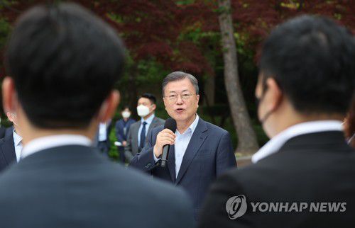 인사말하는 문재인 대통령(서울=연합뉴스) 서명곤 기자 = 문재인 대통령이 25일 오후 청와대 녹지원에서 열린 출입기자 간담회에서 인사말을 하고 있다.  2022.4.25 seephoto@yna.co.kr