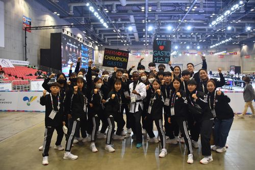 고양 킨텍스에서 열린 '2022 고양 세계태권도품새선수권대회'에 참석한, 케냐에서 난민 인정자로 사는 가스토 은사주무키자 씨와 한국 선수단. [유엔난민기구 제공]