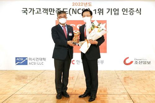 제주항공 LCC 부문 1위김이배 제주항공 대표이사(사진 오른쪽)가 안완기 한국생산성본부 회장과 함께 인증서와 패를 들고 기념촬영을 하고 있다. [제주항공 제공. 재판매 및 DB 금지]