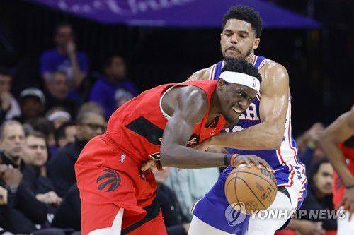 파스칼 시아캄(왼쪽)의 돌파[게티이미지/AFP=연합뉴스]