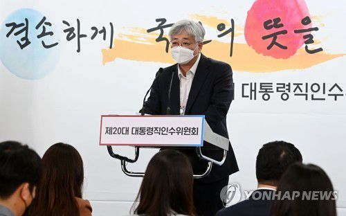 브리핑하는 심교언 인수위 부동산 TF팀장(서울=연합뉴스) 심교언 제20대 대통령직 인수위원회 부동산 태스크포스(TF)  팀장이 26일 서울 종로구 통의동 인수위 기자회견장에서 경기도 분당과 일산 등 1기 신도시 정비사업과 관련, 브리핑을 하고 있다. 2022.4.26 [인수위사진기자단] jeong@yna.co.kr