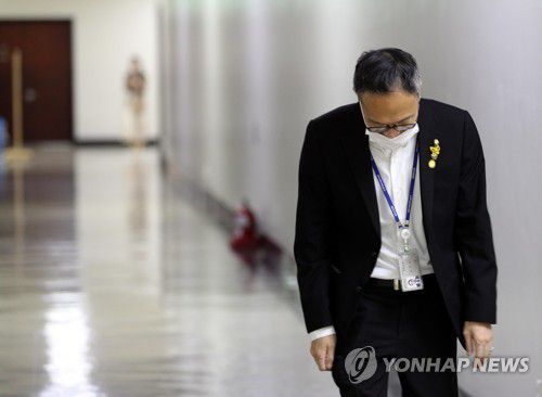 법사위 회의실로 걸어가는 박주민(서울=연합뉴스) 백승렬 기자 = 법제사법위원회 1소위원장인 박주민 더불어민주당 의원이 26일 오후 국회에서 열린 법사위 소위에 참석하기 위해 고개를 숙인 채 걸어오고 있다. 박 의원은 이날 "검찰 수사권 분리 법안 처리 문제로 도저히 선거를 치를 수 있는 상황이 아닌 것 같다"라며 서울시장 선거 불출마를 선언했다. 2022.4.26 [국회사진기자단] srbaek@yna.co.kr