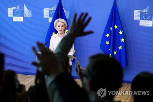 우르줄라 폰데어라이엔 EU 집행위원장 기자회견(브뤼셀 AFP=연합뉴스) 27일(현지시간) 우르줄라 폰데어라이엔 EU 집행위원장이 브뤼셀에서 열린 기자회견에서 질문을 받고 있다. 2022.4.27