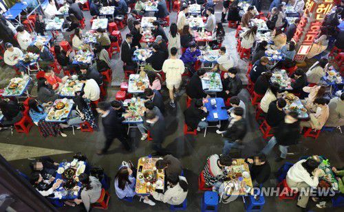 북적이는 노가리 골목(서울=연합뉴스) 한상균 기자 = 18일 저녁 시민들이 을지로 노가리 골목에서 술을 마시고 있다.     정부는 이날부터 코로나19 방역을 위한 '사회적 거리두기' 조치를 해제했다. 2022.4.18 xyz@yna.co.kr