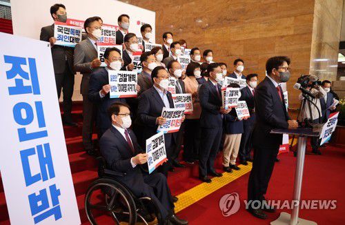 "검수완박 저지" 발언하는 권성동 원내대표(서울=연합뉴스) 백승렬 기자 = 국민의힘 권성동 원내대표가 27일 국회 본관 2층 계단에서 열린 '검수완박 강행처리 저지를 위한 연좌농성 선포식'에서 발언하고 있다. 2022.4.27 srbaek@yna.co.kr