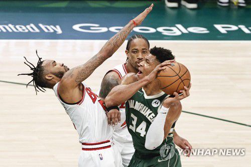 못 막는 아데토쿤보[EPA=연합뉴스]