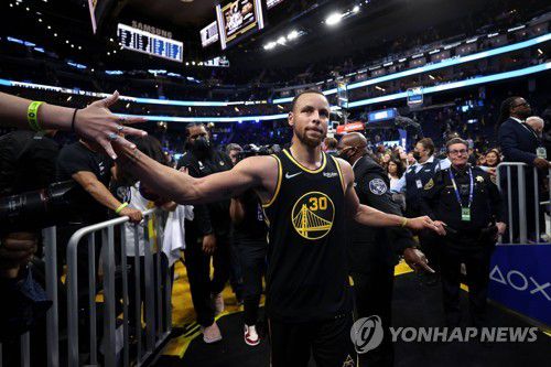 팬들과 손 마주치는 커리[AFP=연합뉴스]