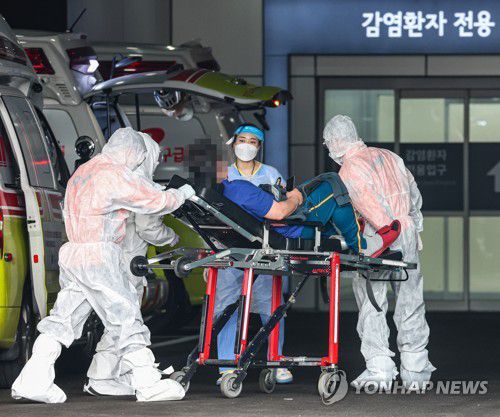 오미크론의 폭증, 확진자 입원으로 바쁜 코로나19 전담병원(서울=연합뉴스) 황광모 기자 = 신종 코로나바이러스감염증(코로나19) 신규 확진이 전날 대비 22만여 명이 늘어 62만1천328명을 기록한 지난달 17일 오후 코로나19 전담병원인 서울 중랑구 서울의료원에서 119 구급대원과 의료진이 병원에 도착한 환자를 감염병 전문 병동으로 이송하고 있다. 2022.3.17 hkmpooh@yna.co.kr