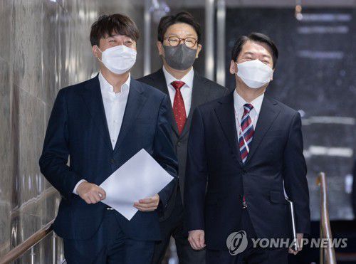 국힘-인수위 첫 당정협의(서울=연합뉴스) 이정훈 기자 = 28일 오전 국회에서 열린 국민의힘-대통령직인수위원회 첫 당정협의에 안철수 인수위원장과 이준석 대표가 참석하고 있다. 2022.4.28 [국회사진기자단] uwg806@yna.co.kr