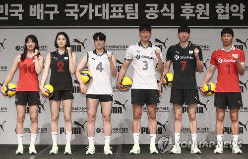 배구 국가대표팀 새 유니폼 공개(서울=연합뉴스) 진연수 기자 = 28일 오후 서울 용산구 드래곤시티 호텔에서 열린 푸마코리아-대한민국배구협회 대한민국 배구 국가대표팀 공식 후원 협약식에서 남녀대표팀 선수들이 포즈를 취하고 있다. 왼쪽부터, 강소휘, 이다현, 김희진, 나경복, 허수봉, 황택의. 2022.4.28 jin90@yna.co.kr