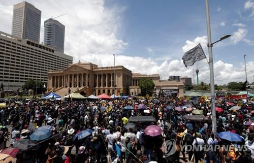 스리랑카 콜롬보 대통령 집무실 인근 시위대.[로이터 연합뉴스 자료사진. 재판매 및 DB 금지]