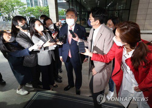 질문에 답하는 박진 외교장관 후보자(서울=연합뉴스) 신준희 기자 = 박진 외교장관 후보자가 20일 오전 종로구 한 건물에 마련된 인사청문회 준비 사무실로 출근하던 중 기자들의 질문에 답하고 있다. 2022.4.20 hama@yna.co.kr