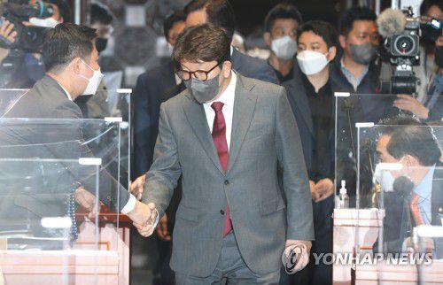 의원총회 참석하는 권성동(서울=연합뉴스) 이정훈 기자 = 국민의힘 권성동 원내대표가 30일 국회에서 열린 의원총회에 참석하며 의원들과 인사를 나누고 있다. 2022.4.30 [공동취재] uwg806@yna.co.kr