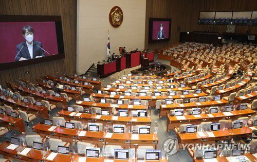 최기상 찬성 무제한토론(서울=연합뉴스) 이정훈 기자 = 판사 출신인 더불어민주당 최기상 의원이 30일 저녁 국회 본회의에서 형사소송법 개정안에 대한 찬성 무제한토론을 하고 있다. 2022.4.30 [공동취재] uwg806@yna.co.kr