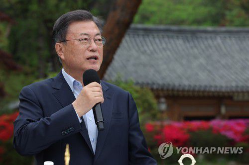 문재인 대통령이 4월 25일 오후 청와대 녹지원에서 열린 출입기자 간담회에서 취재진의 질문에 답하고 있다. [연합뉴스 자료사진]